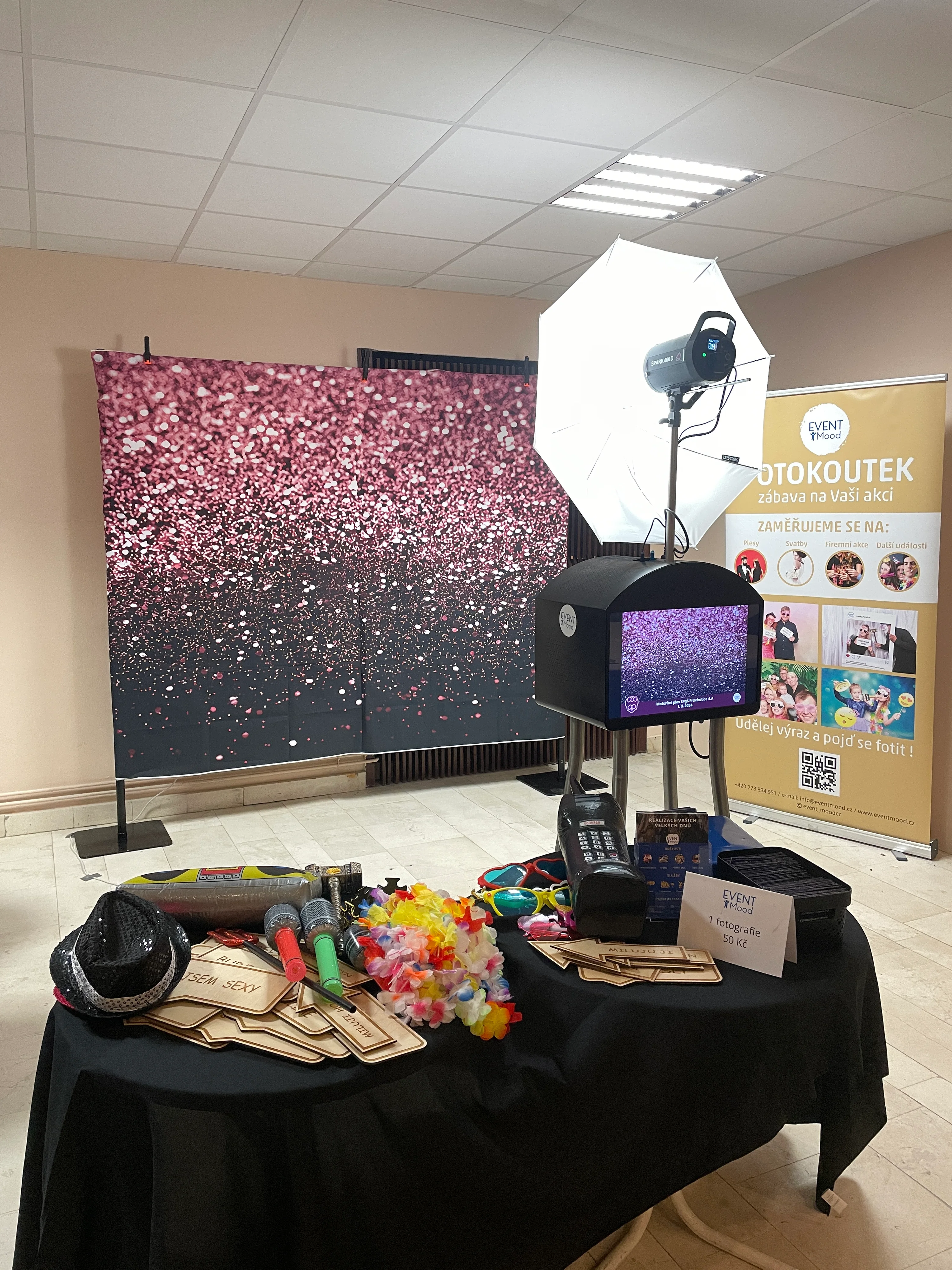 Připravený fotokoutek Event Mood s fotobudkou, pozadím a rekvizitami