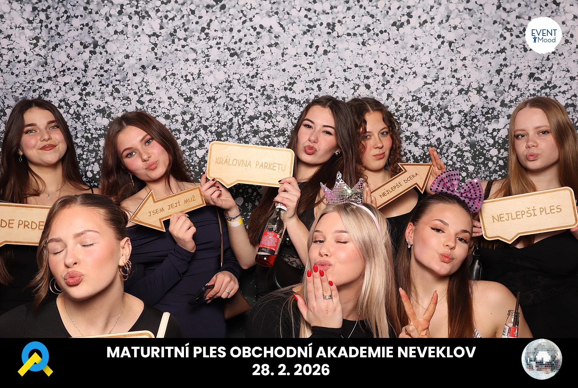 Maturanti ve fotokoutku na plese v Neveklově