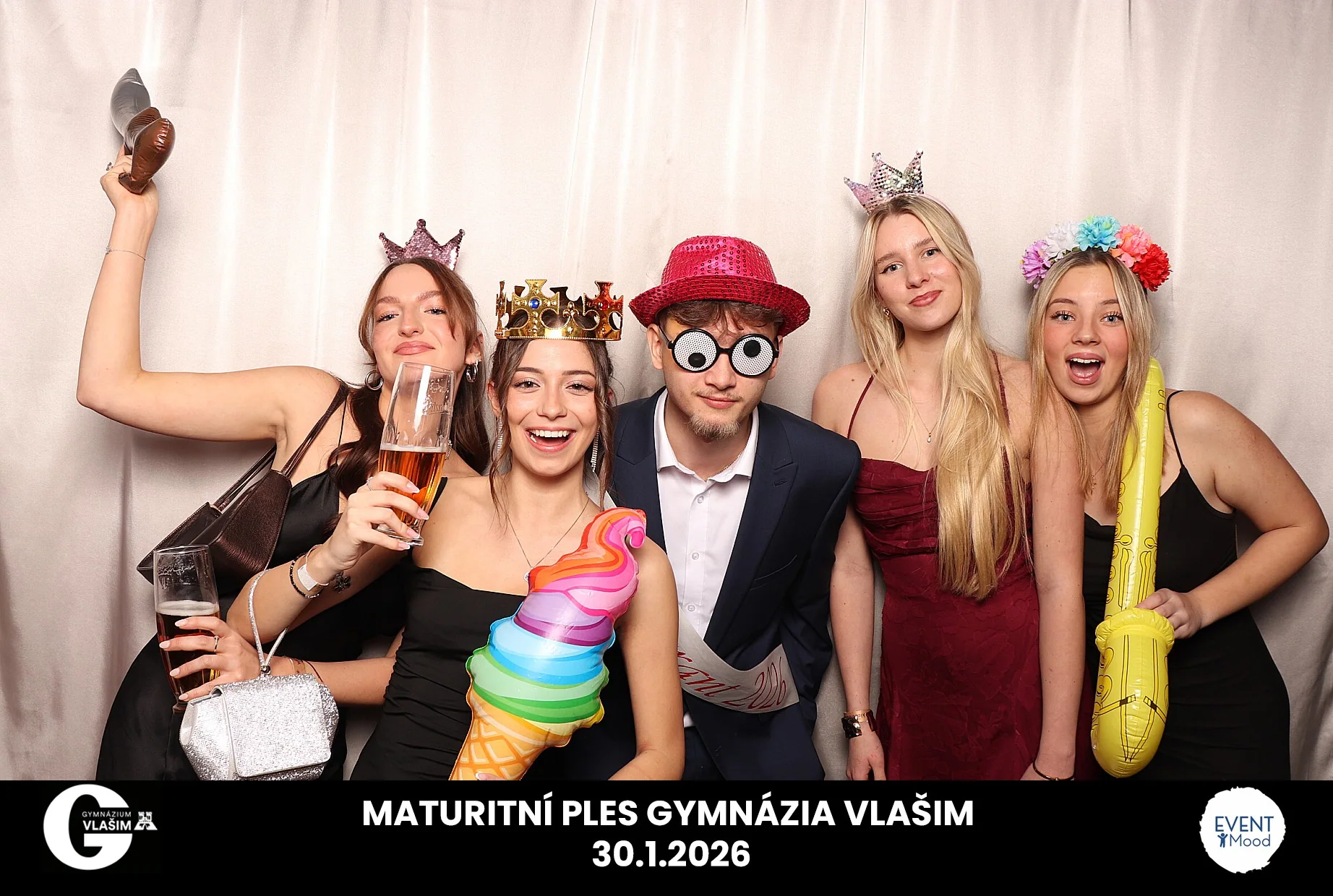 Skupina hostů ve fotokoutku na plese ve Vlašimi