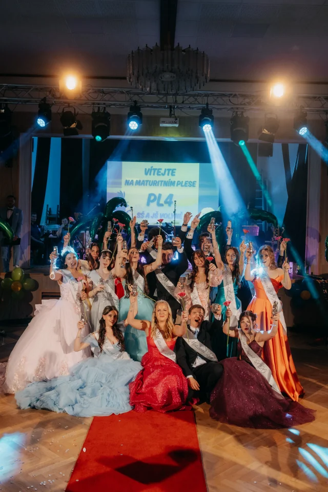 Maturanti při slavnostním programu na pódiu