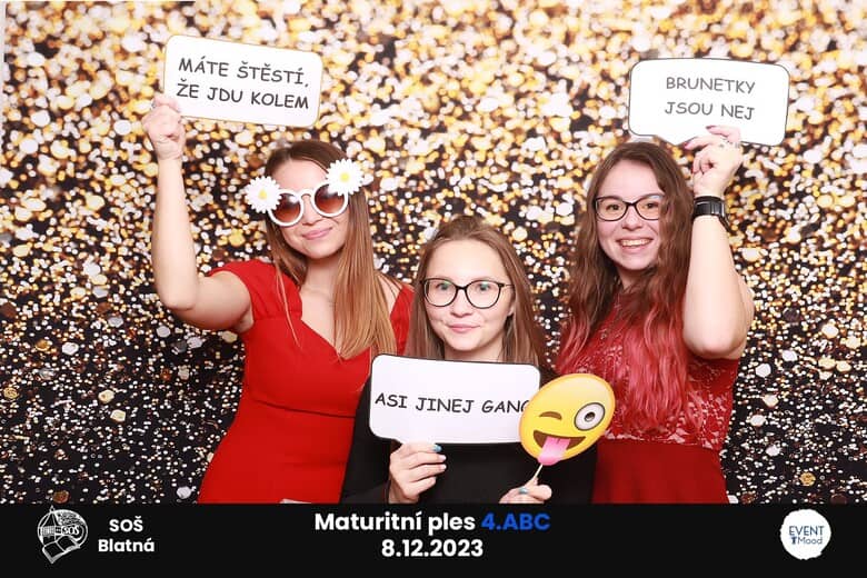 Fotografie hostů z fotokoutku na plese třídy 4. ABC v Blatné