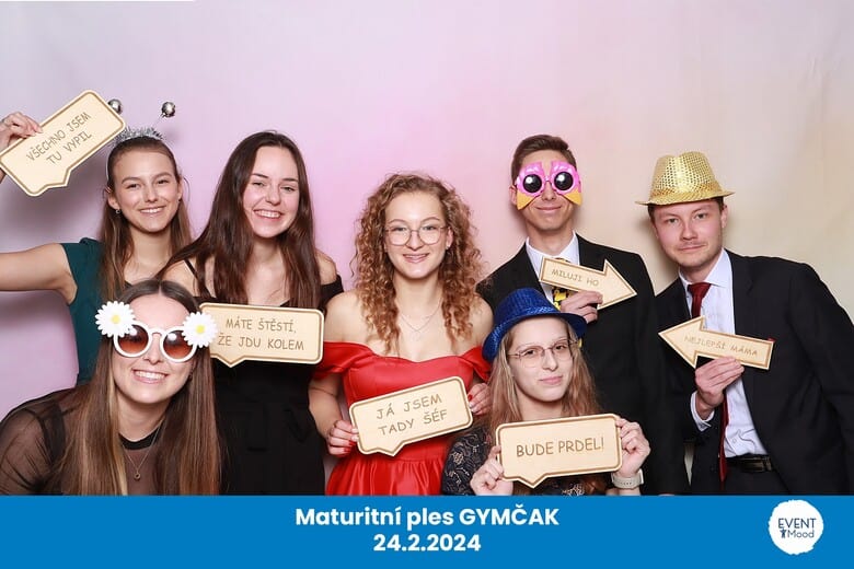 Fotografie hostů z fotokoutku na plese Gymnázia Čakovice