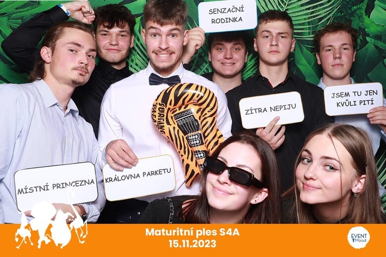 Fotografie hostů z fotokoutku na plese v Českých Budějovicích