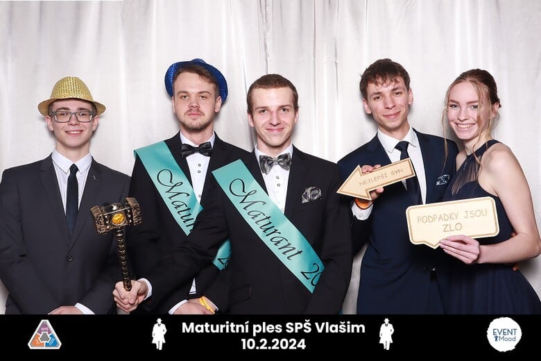 Hosté ve fotokoutku na plese ve Vlašimi