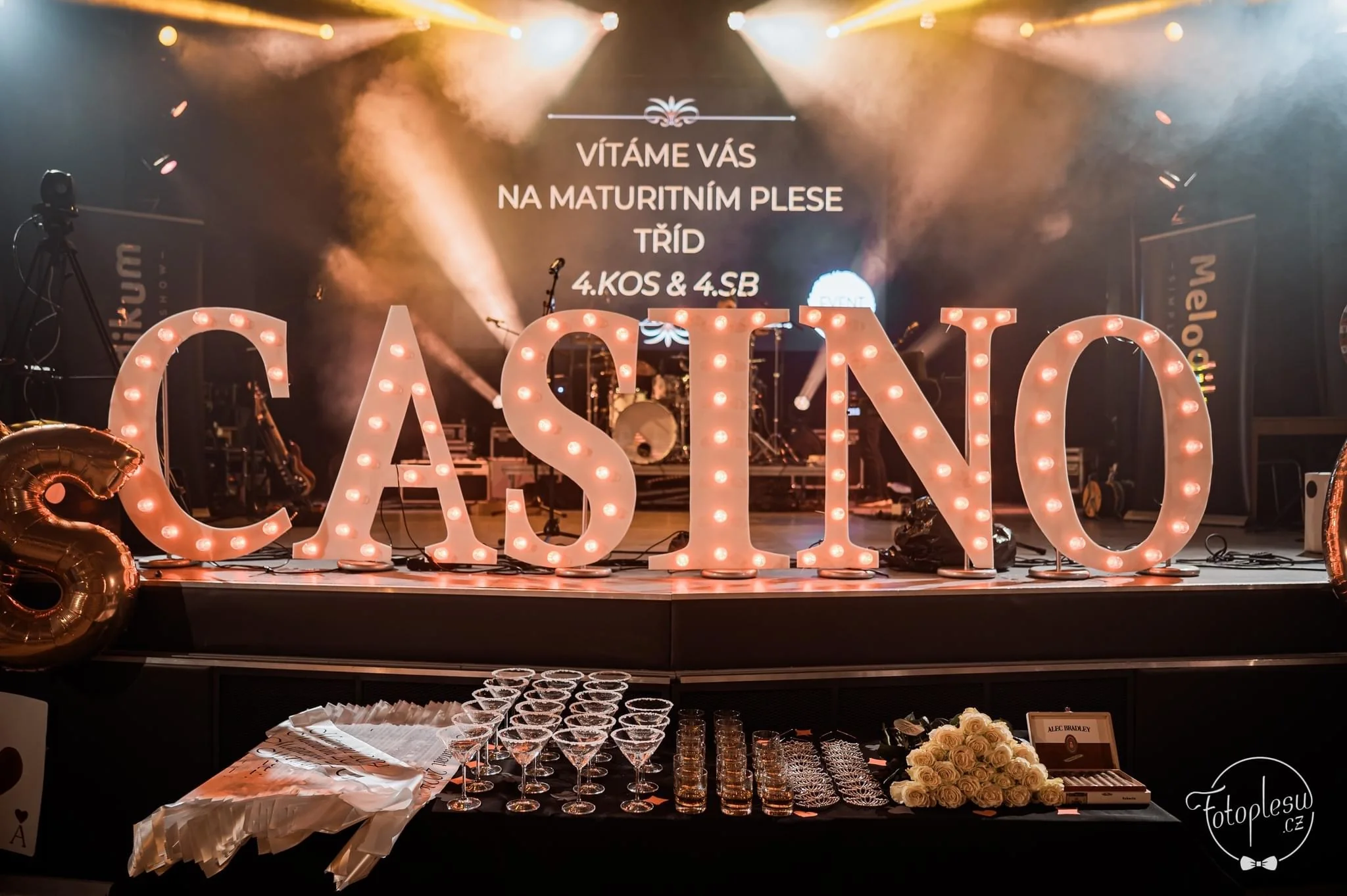 Pódium maturitního plesu vyzdobené ve stylu casino